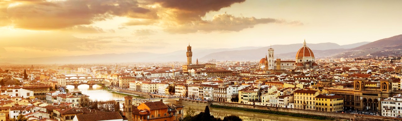 Skyline von Florenz mit Dom und kathedrale (rechts) mit dem Palazzo Vecchio (in der Mitte), bei nebligem Wetter fotografiert.Den Ponte Vecchio sieht man ganz links aussen wie er den Fluss Arno überquert.