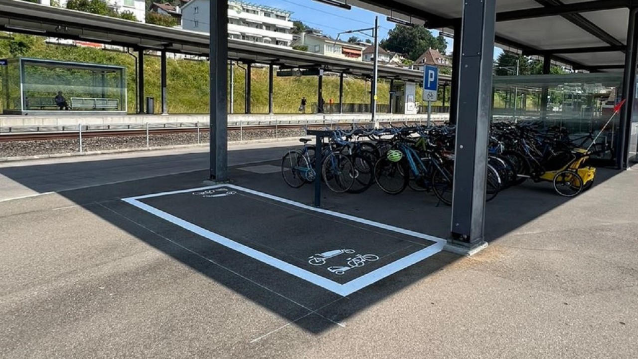 Kostenlose Abstellplätze für Cargobikes und Velos mit Anhänger am Bahnhof Küssnacht.