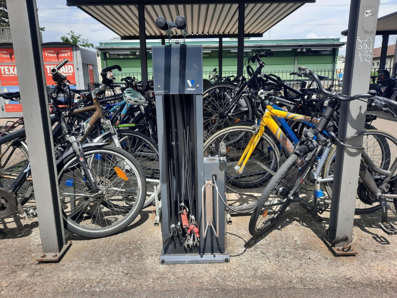 Die selbstbediente Velo-Reparaturstation beim Velounterstand am Bahnhof Münchenbuchsee.